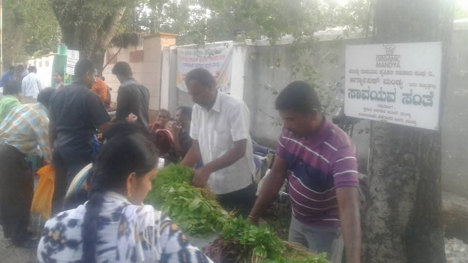ಸಾವಯವ ಸಂತೆಯಲ್ಲಿ ರೈತರು ತರಕಾರಿ ಮಾರಾಟ ಮಾಡುತ್ತಿರುವ ದೃಶ್ಯ