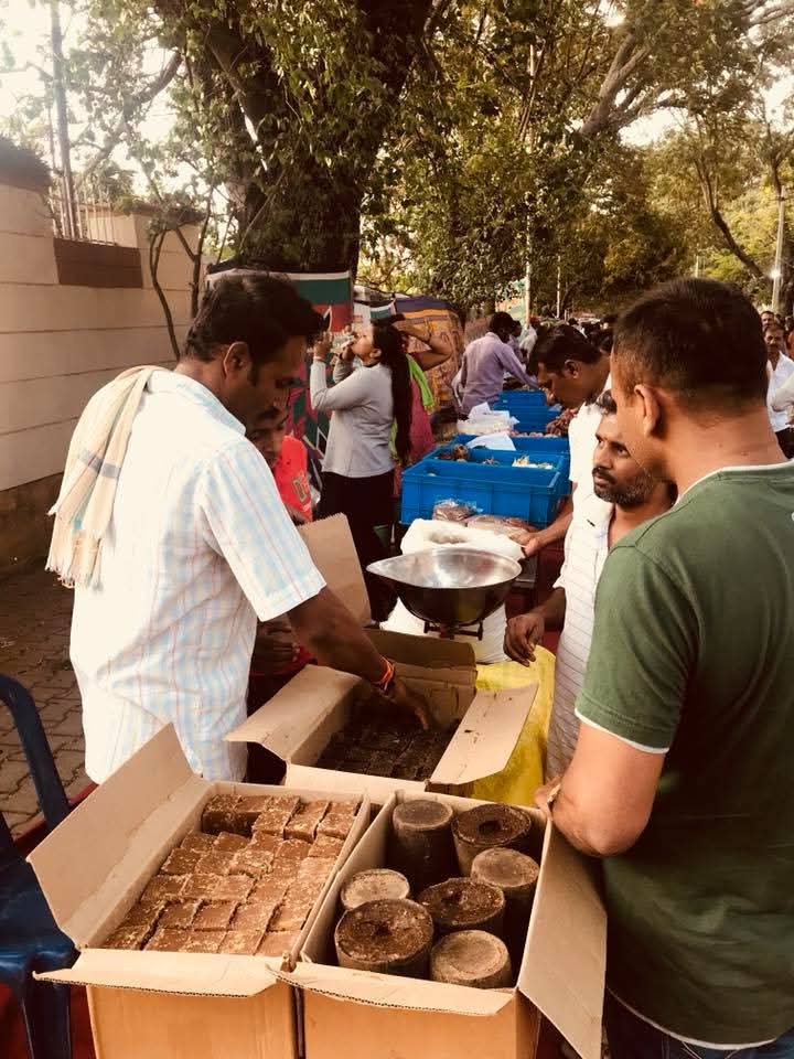 ಸಂತೆಯಲ್ಲಿ ಸಾವಯವ ಬೆಲ್ಲ ಖರೀದಿಸುತ್ತಿರುವ ಗ್ರಾಹಕರು