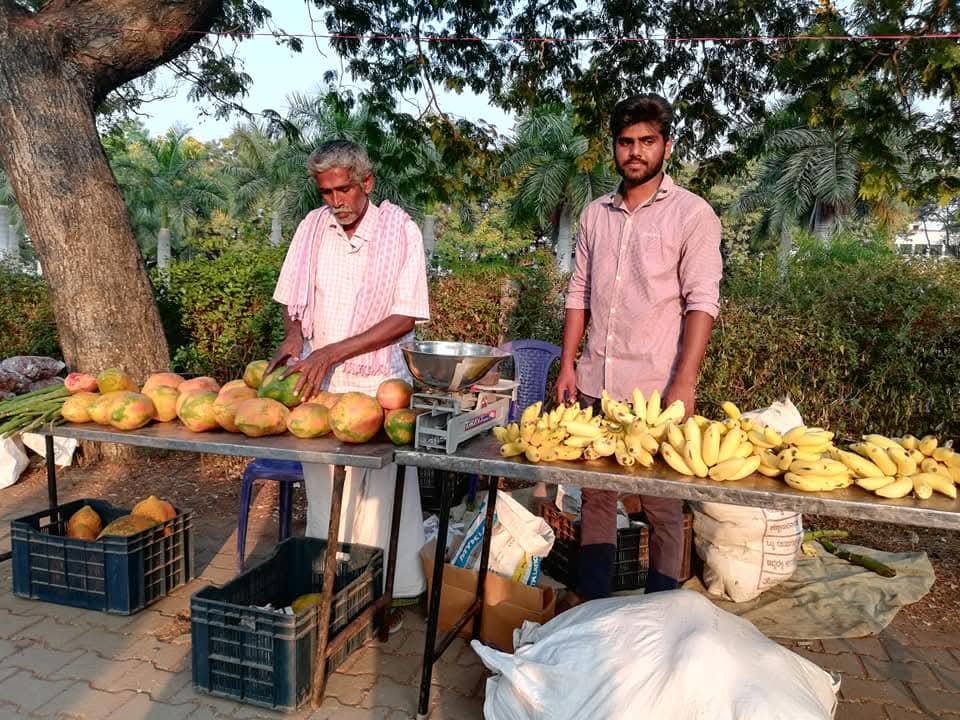 ಸಾವಯವ ಸಂತೆಯಲ್ಲಿ ಪಪ್ಪಾಯಿ ಮತ್ತು ಬಾಳೆಹಣ್ಣು ಮಾರಾಟ ಮಾಡುತ್ತಿರುವ ರೈತರು